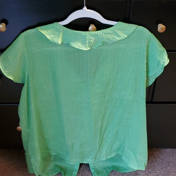 Beautiful Green Ruffled blouse - Picture 4 of 4